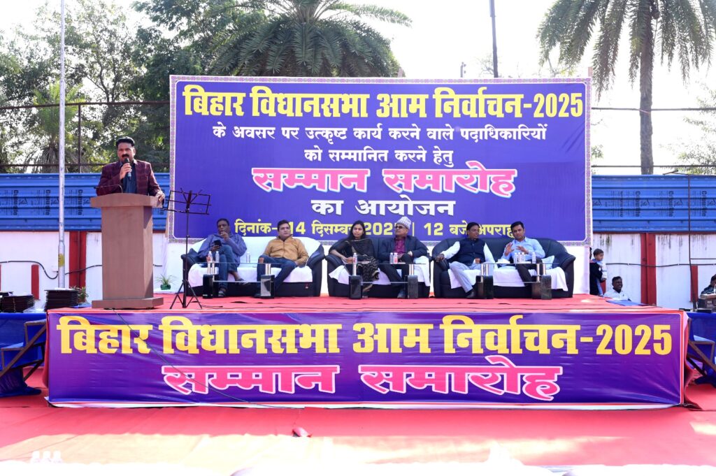 उत्कृष्ट कार्य पर अधिकारियों का सम्मान डीएम–एसएसपी ने प्रशस्ति पत्र देकर किया सम्मानित