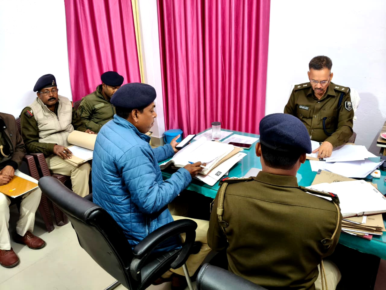 बहादुरपुर थाना में नगर एसपी की कड़ी समीक्षा बैठक  लंबित कांडों के त्वरित निष्पादन को लेकर सख्त निर्देश