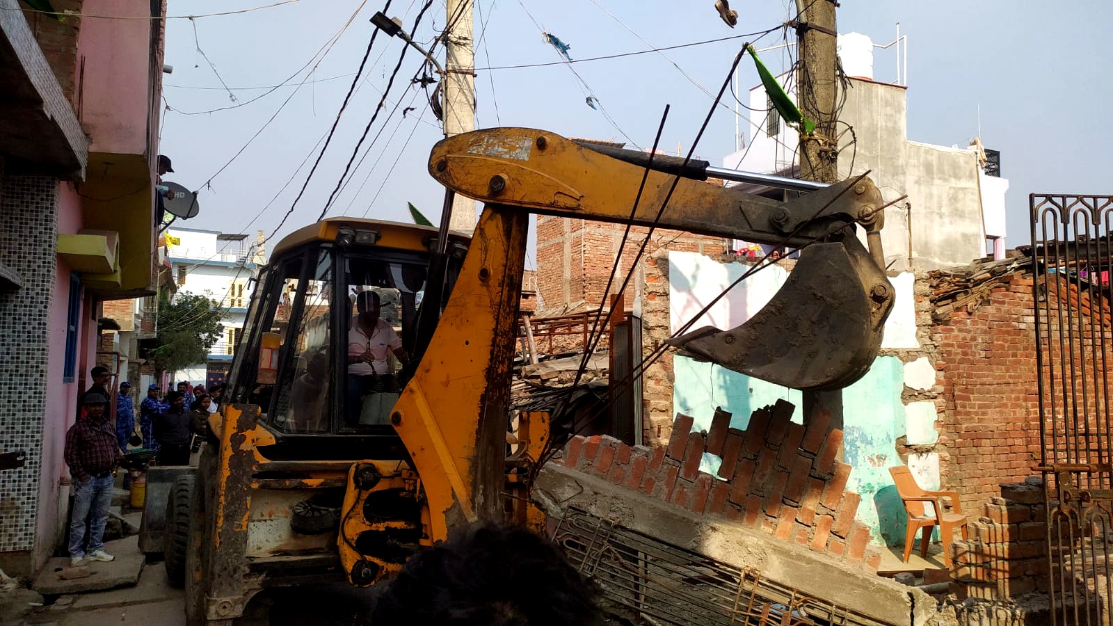 नगर निगम की जमीन से अतिक्रमण मुक्त वार्ड-21 अंबेडकर कॉलोनी में बुलडोजर एक्शन