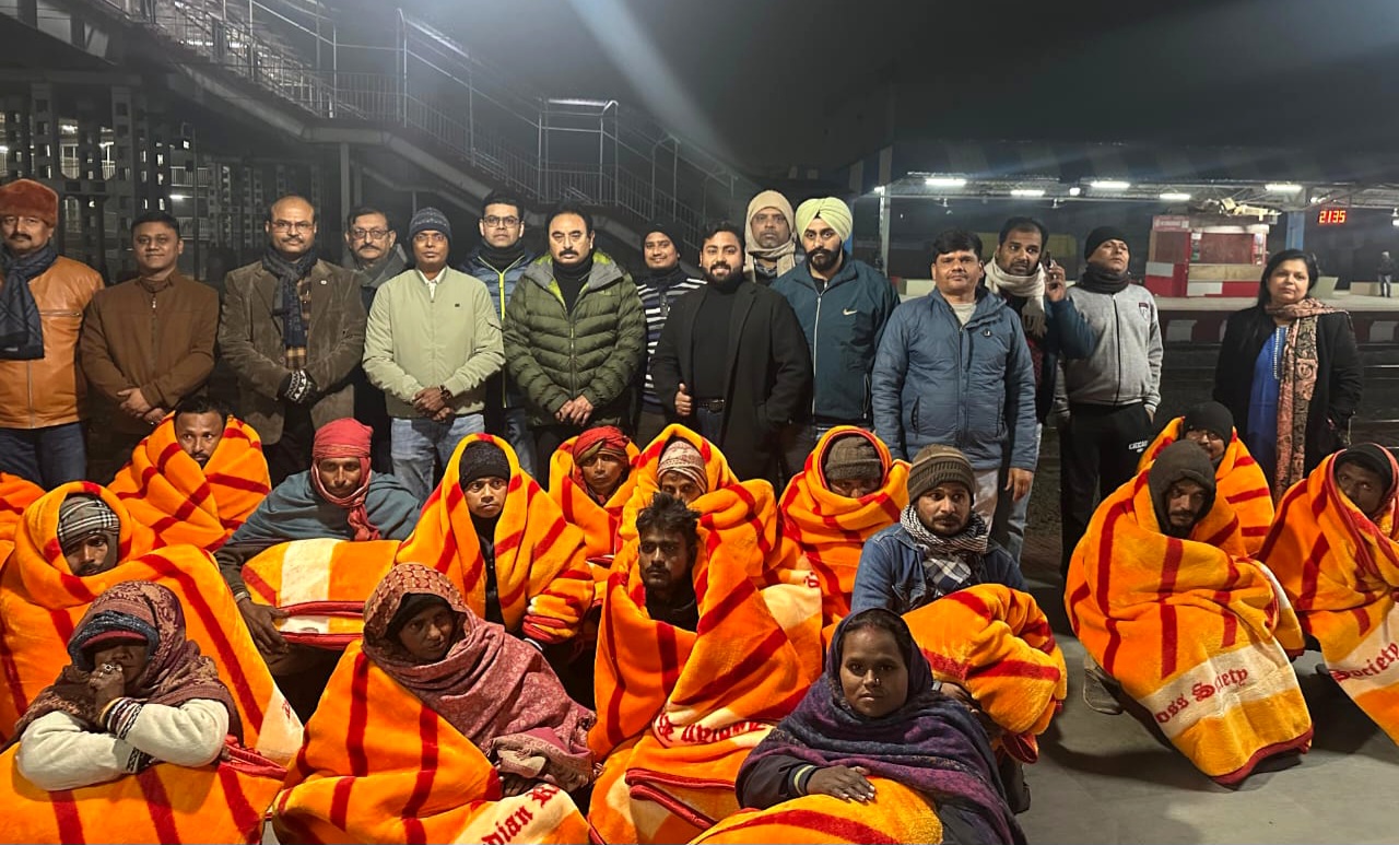 डीएम ने गरीबों के बीच बांटे कंबल