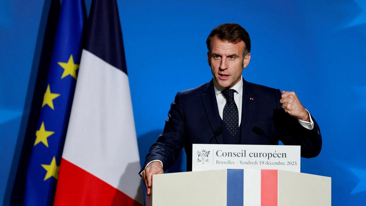 Macron wants to ban under-15s from social media from September 2026: reports