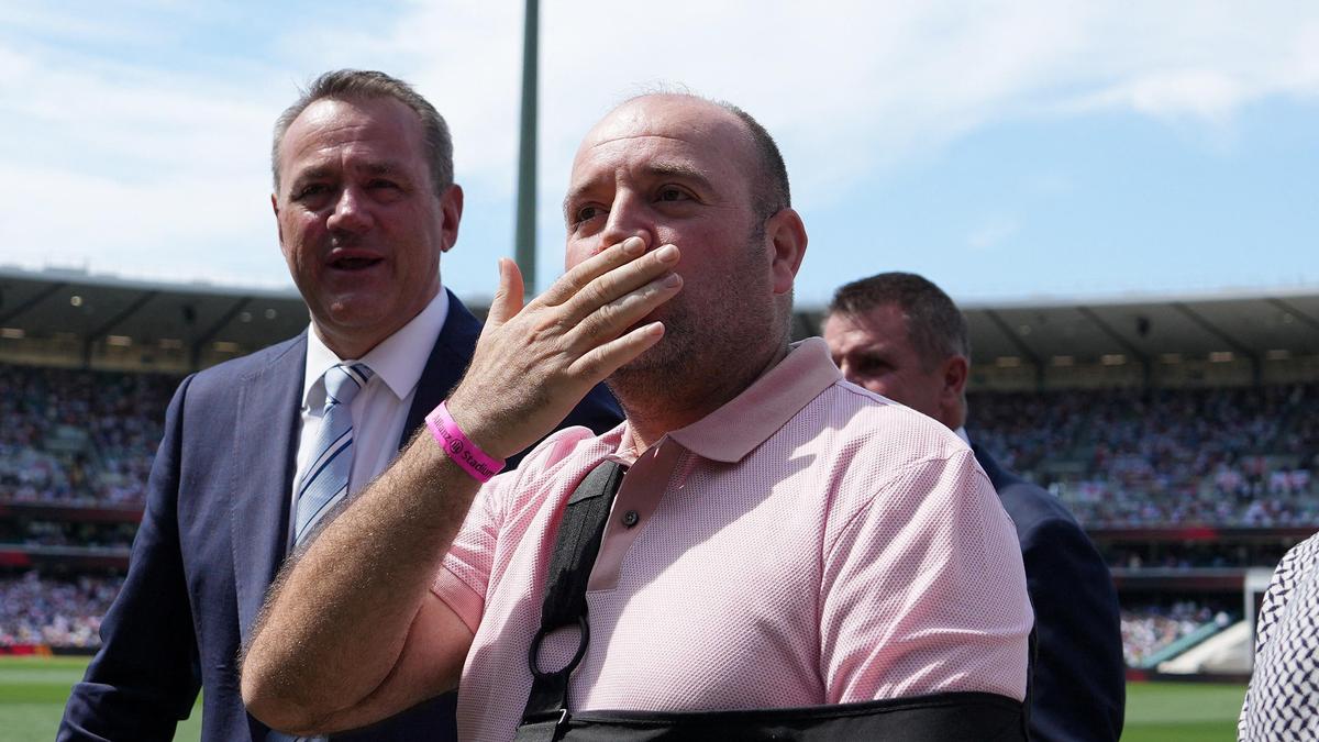 Sydney Ashes Test begins with tribute to Bondi shooting responders