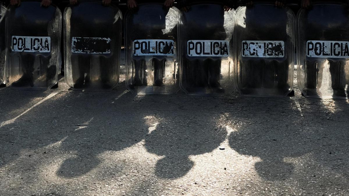 Gang violence in Guatemala kills seven police officers after inmates take over prisons