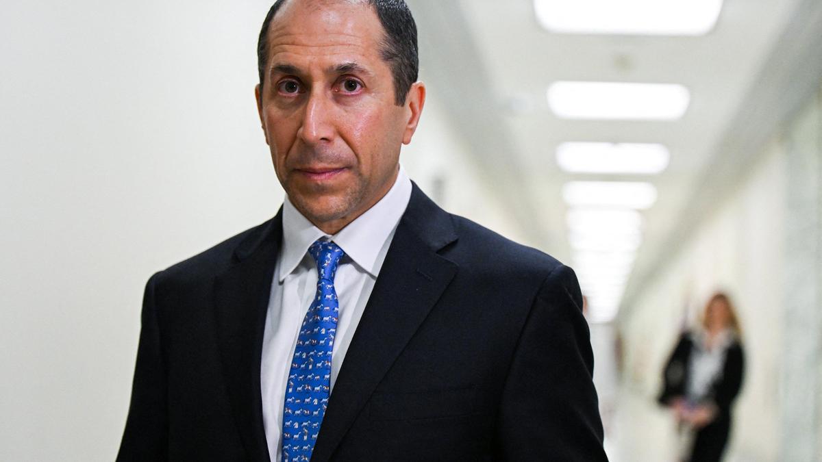 Epstein’s longtime accountant testifies on his wealth, business ties