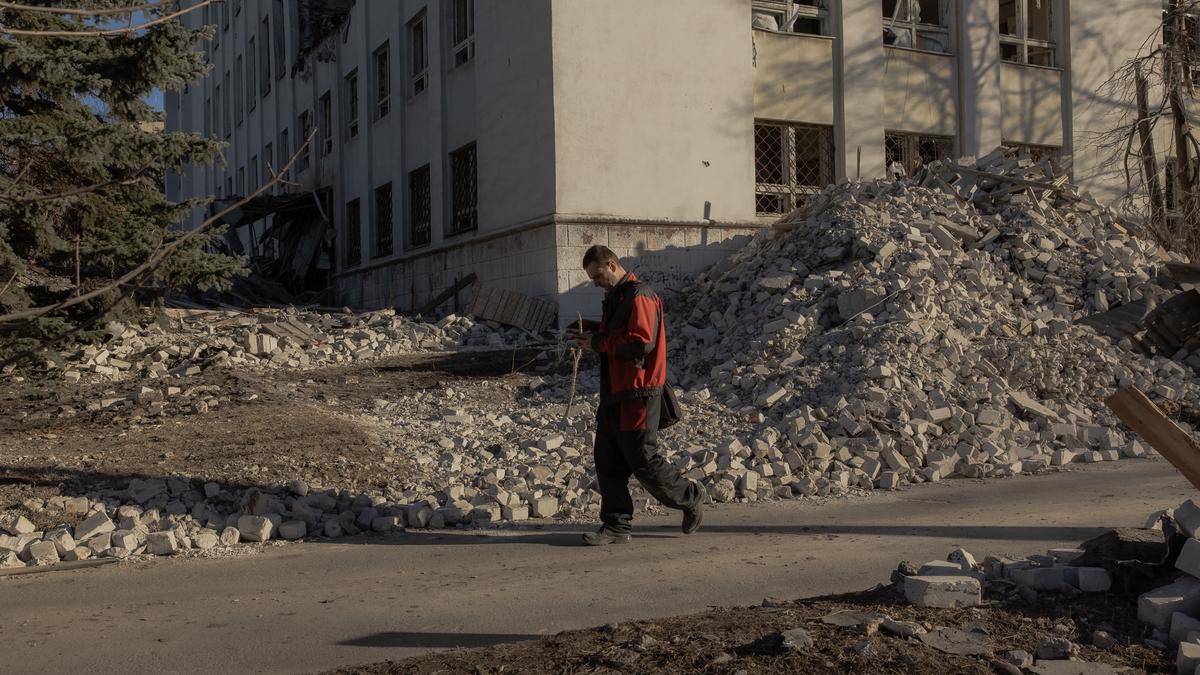 Russian strike on Kyiv region kills 4, wounds at least 15, with peace talks stalled