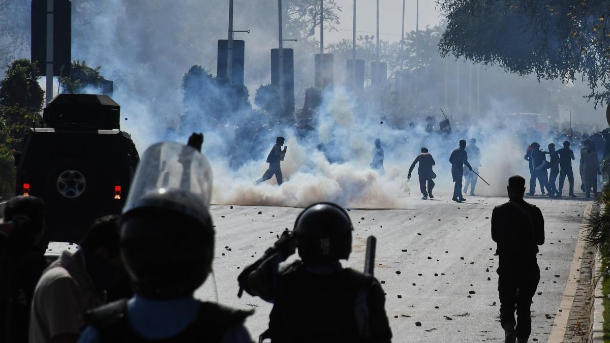 U.S. says orders non-emergency consular staff in Karachi, Lahore to leave Pakistan